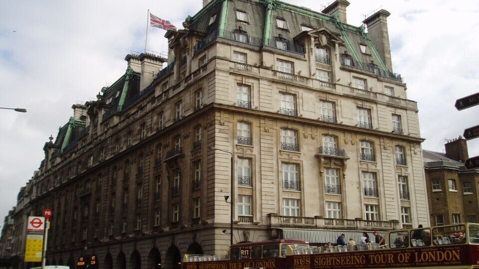 Μπαίνει πωλητήριο στο διάσημο ξενοδοχείο Ritz του Λονδίνου;