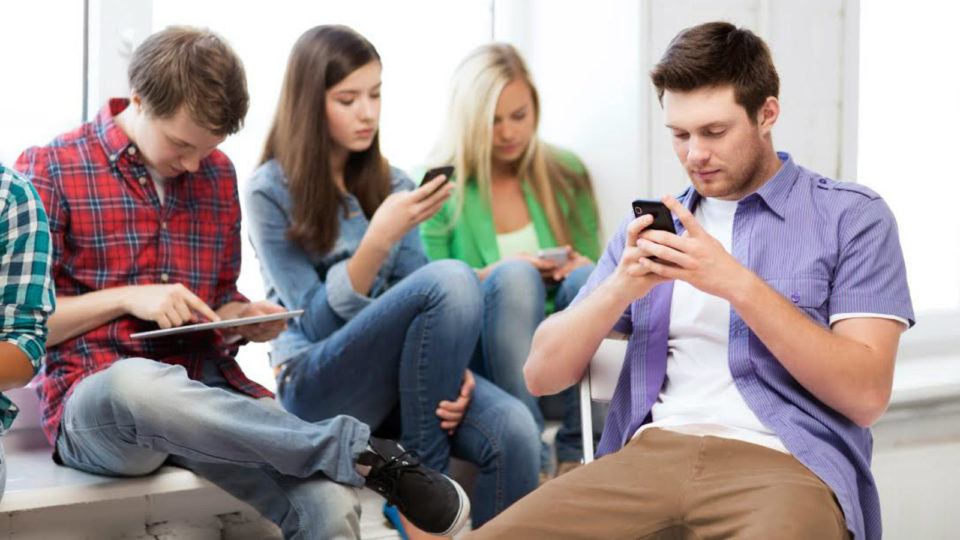 1 στους 10 Millennials θα θυσίαζε ένα δάχτυλο για να μην χάσει το smartphone του