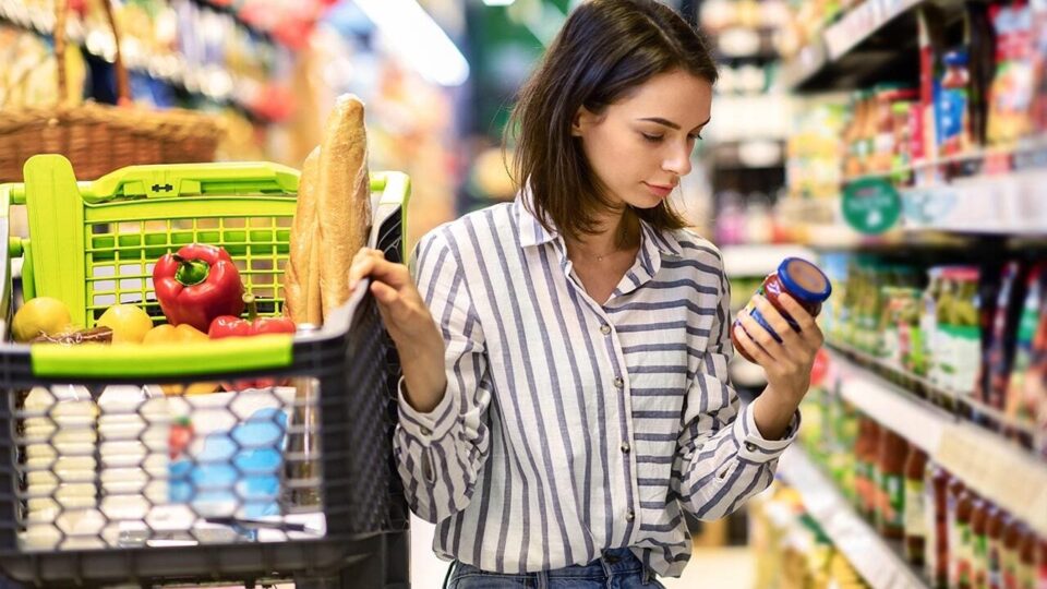 Πώς κινείται ο μέσος καταναλωτής στο σούπερ μάρκετ, τι γίνεται με δαπάνες - τιμές