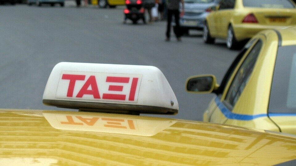 ΕΛ.ΑΣ: Ταξιτζήδες είχαν απενεργοποιήσει το ταξίμετρο και χρησιμοποιούσαν tablet!