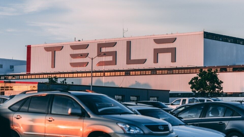 Ο στρατός της Κίνας απαγορεύει τα αυτοκίνητα της Tesla - Ανησυχεί για τις κάμερες