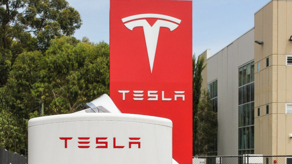 Βαρύ πρόστιμο στην Tesla, μετά από δίκη για ρατσιστική κακοποίηση υπαλλήλου