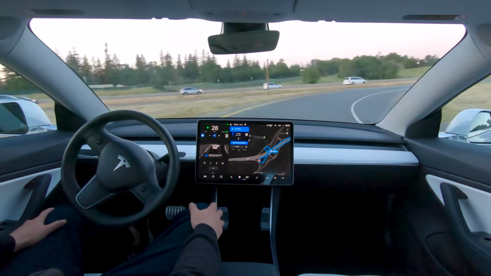 Tesla: Κυκλοφορεί χαρακτηριστικό «πλήρους αυτόνομης οδήγησης» [video]