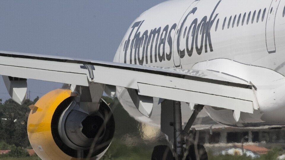 Κατέρρευσε η Thomas Cook, στον αέρα η επιστροφή 600.000 ταξιδιωτών