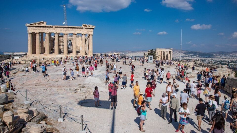 Εκ νέου άνοδος στις διεθνείς αεροπορικές αφίξεις, πτωτικά τα καταλύματα Airbnb