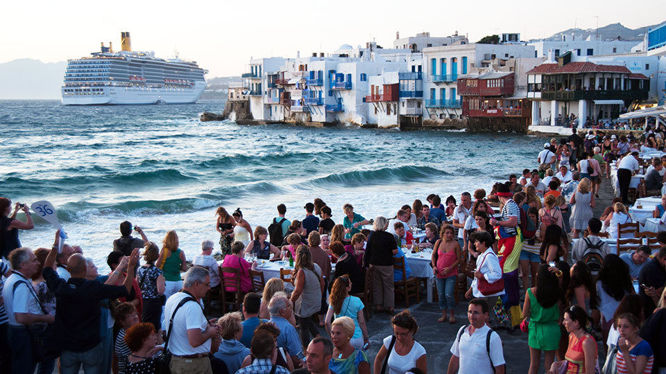 Τα ναι μεν αλλά του ελληνικού τουρισμού: Με ευοίωνες προβλέψεις αλλά και κρυμμένες παγίδες ο ελληνικός τουρισμός