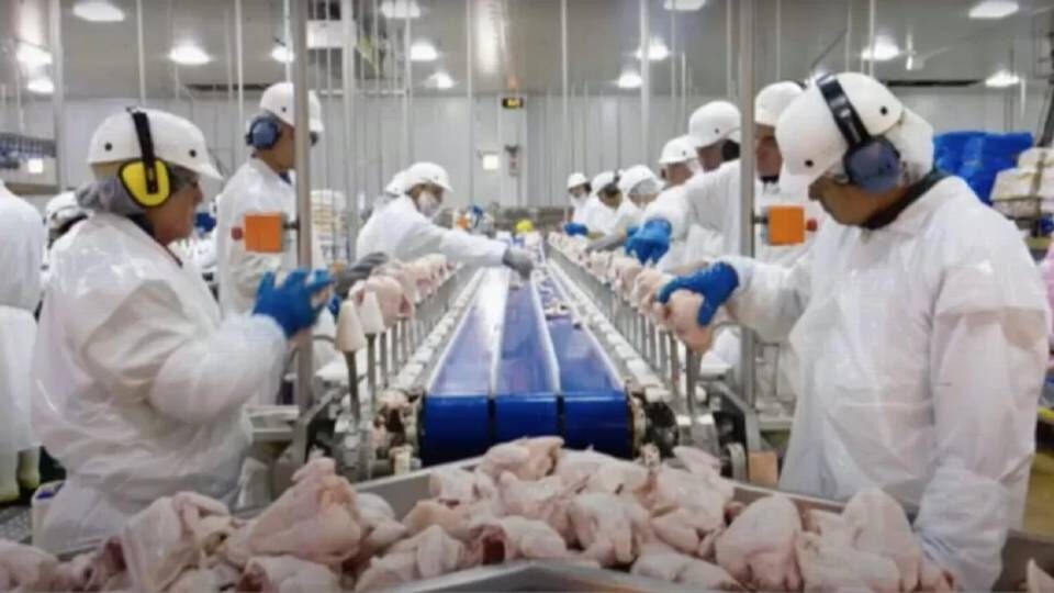 Συσκευαστήριο κρεάτων ζητά από τους 120.000 εργαζομένους του να εμβολιαστούν