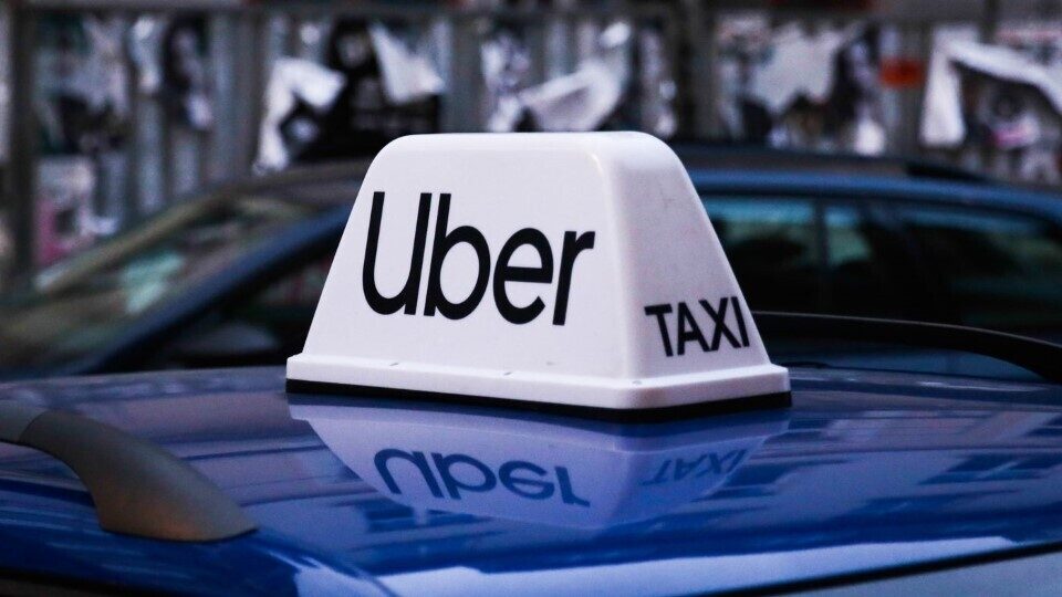 Το δικαστήριο αποφάσισε: Οι οδηγοί της Uber είναι υπάλληλοι, όχι εργολάβοι