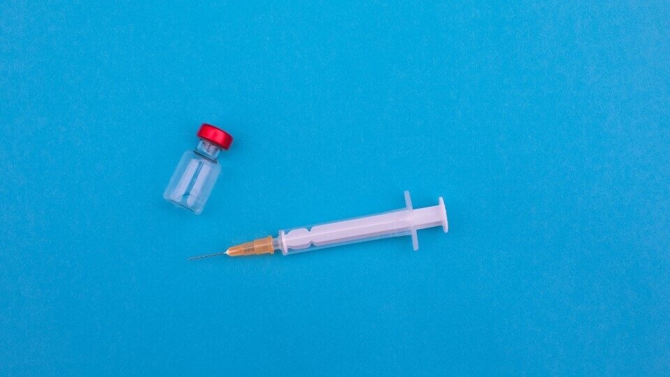 Μετά τους «διθυράμβους», απογοητεύει η αποτελεσματικότητα του κινεζικού εμβολίου