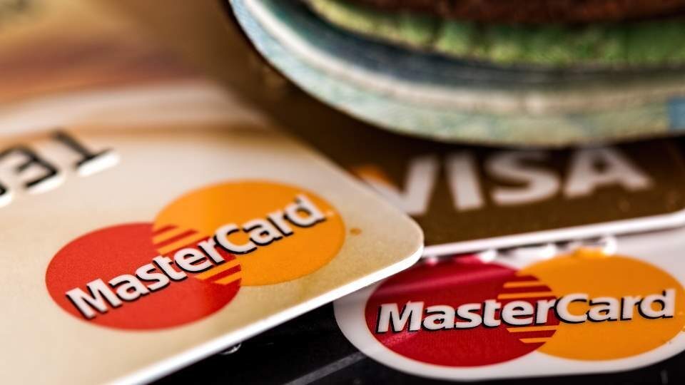 Visa & Mastercard μπλοκάρουν τα ρωσικά χρηματοπιστωτικά ιδρύματα