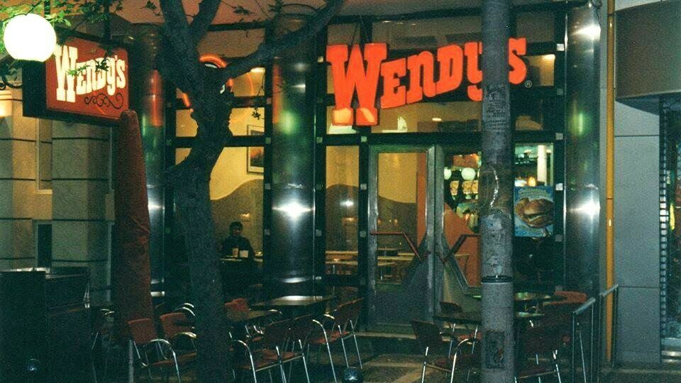 Από τα ελληνικά Wendy's του Συντάγματος στα «ροκ» ολλανδικά, με ένα σουβλάκι στο χέρι