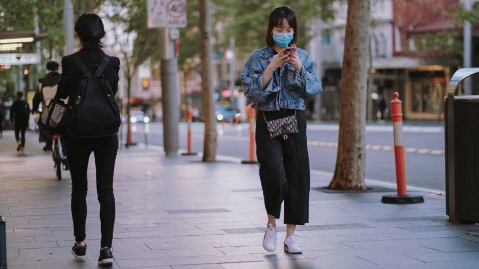 Ιαπωνική πόλη «απαγορεύει» την χρήση κινητού από τους πολίτες ενώ περπατούν