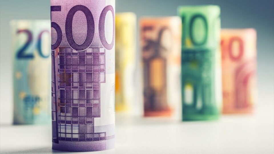 Μπαράζ πληρωμών από Υπ. Εργασίας: 2 δισ. ευρώ σε 4,6 εκατ. δικαιούχους