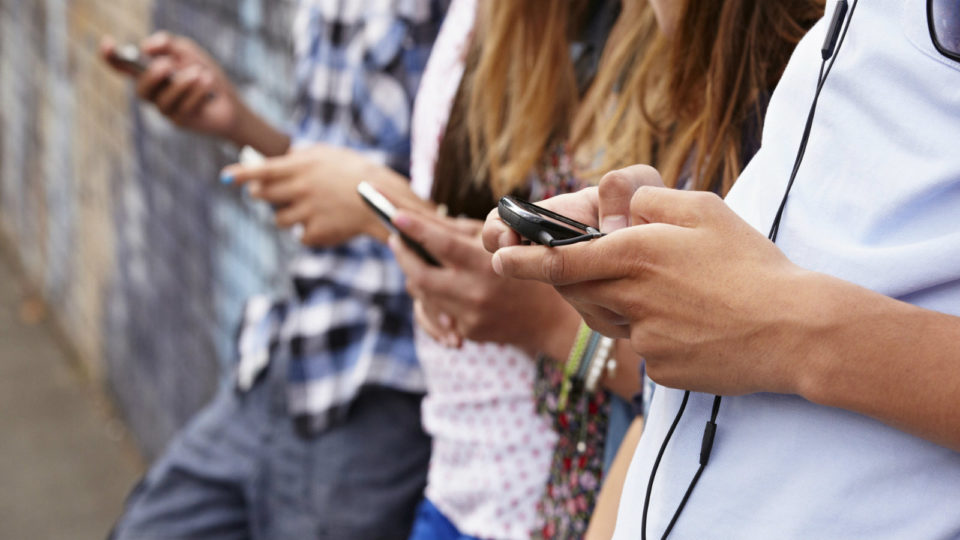 Οι καταναλωτές ψωνίζουν μέσω κινητών με ταχύτερους ρυθμούς σε σχέση με το παρελθόν
