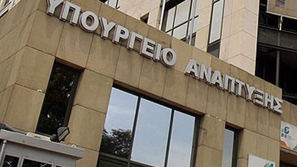 ΥΠΑΝΕΠ: Αναστολή λειτουργίας 3 λαϊκών - Έρευνα για αισχροκέρδεια σε πρατήρια καυσίμων