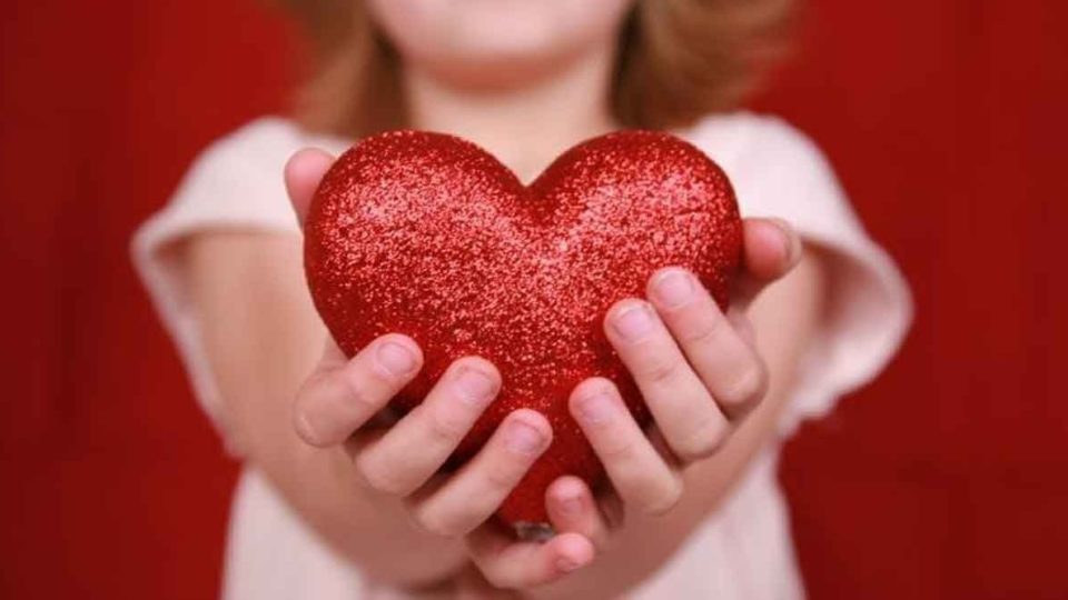"Η Καρδιά του Παιδιού", προσέφερε λαμπάδες στα καρδιοπαθή παιδάκια που νοσηλεύονταν στα τέσσερα Νοσοκομεία της Αττικής"