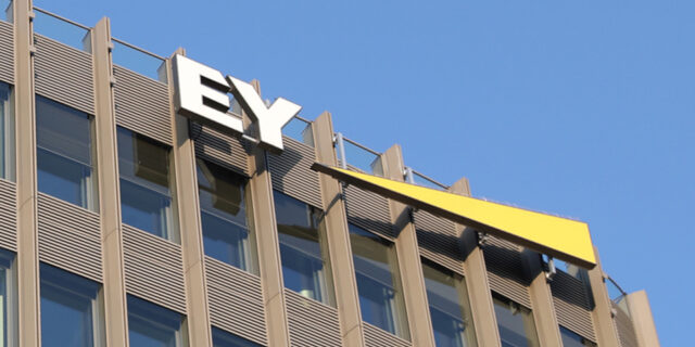 EY Ελλάδος: Τιμήθηκε ως κορυφαίος εργοδότης των Ελλήνων που επιστρέφουν από το εξωτερικό
