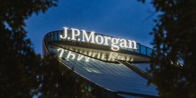 JP Morgan: Ουδέτερη για τις ελληνικές μετοχές και παραμένει overweight στα ελληνικά ομόλογα