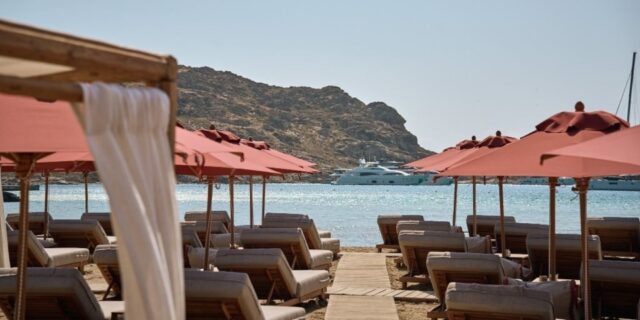 Πάρος: Το Monastiri Beach Bar and Restaurant επιστρέφει ανανεωμένο