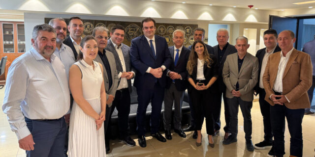Πιερρακάκης στην ΚΕΕΕ - Συζήτησε με τους εκπροσώπους του επιχειρείν