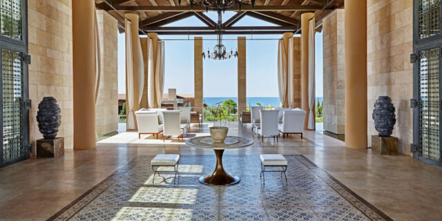 Το The Romanos, a Luxury Collection Resort υποδέχεται στις 7 Αυγούστου μια καταξιωμένη σεφ