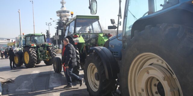 Οι αγρότες κατεβαίνουν με τρακτέρ την Tρίτη στην Αθήνα – Θα αποκλείσουν δρόμους, τελωνεία και λιμάνια
