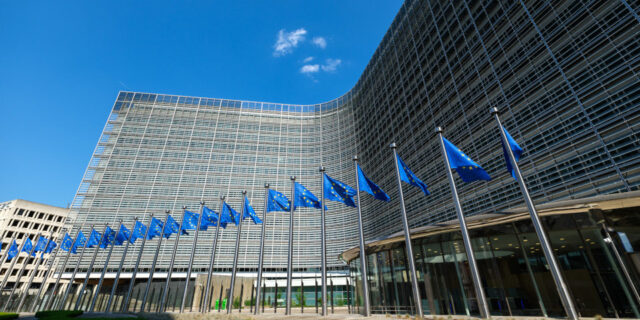 Ευρωπαϊκή Επιτροπή: «Πριονίζει το κλαδί πάνω στο οποίο κάθεται» σε μία δύσκολη πολιτική συγκυρία