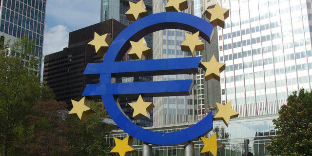 Πληθωρισμό 6% στην Ευρωζώνη το 2022 δείχνει δημοσκόπηση αναλυτών και 2,4% το 2023