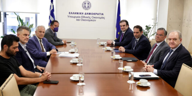 Κατάργηση παρακράτησης 0,8% ΕΟΠΥΥ για τα φαρμακεία - Τι αναφέρουν Πιερρακάκης και Γεωργιάδης