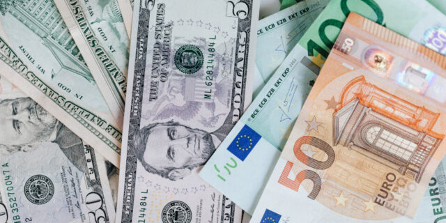 Κερδισμένη η Ελλάδα από την ανατίμηση του δολαρίου έναντι του ευρώ