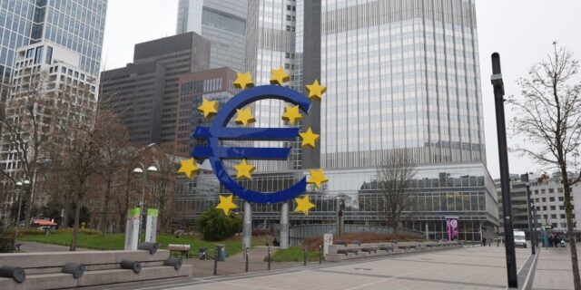 Οριακά σε ύφεση η Ευρωζώνη