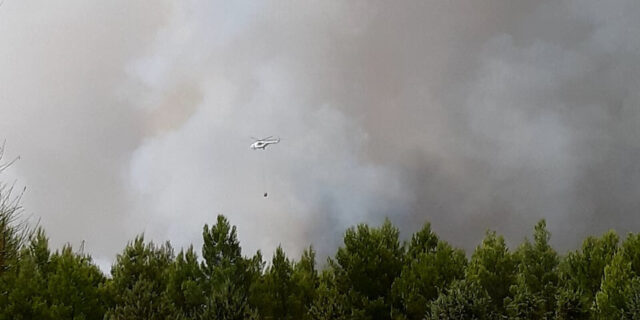 Για μήνες στην ατμόσφαιρα τα μικροσωματίδια από τις φωτιές – Αναγκαία η μάσκα υψηλής προστασίας