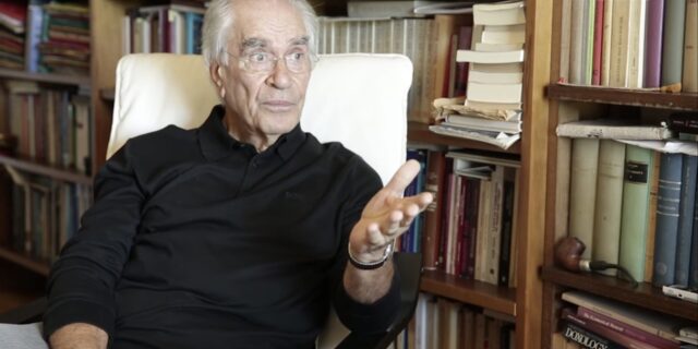 Για τον Χρήστο Γιανναρά: τα ανοιχτά κεφάλαια ή πώς η απώλεια αντιστρέφεται σε κτήμα