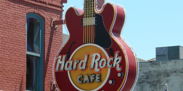 Hard Rock Cafe: Από το Λονδίνο στους Ινδιάνους και από εκεί στο Ελληνικό και τον Μπιθικώτση