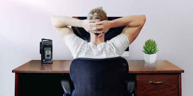 Πώς θα οργανωθείς καλύτερα και θα αποφύγεις το burnout όταν εργάζεσαι από το σπίτι
