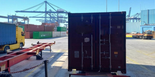 ΑΑΔΕ: Πάνω από 15.000 φιάλες αλκοολούχων με παραποιημένες συσκευασίες δεσμεύτηκαν στο λιμάνι του Πειραιά
