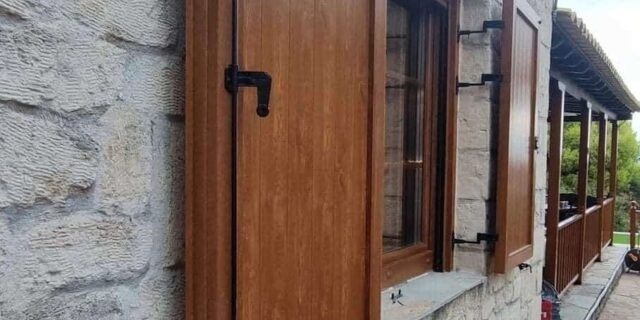 Οι πόρτες από PVC και αλουμίνιο προσφέρουν αντοχή στις καιρικές συνθήκες