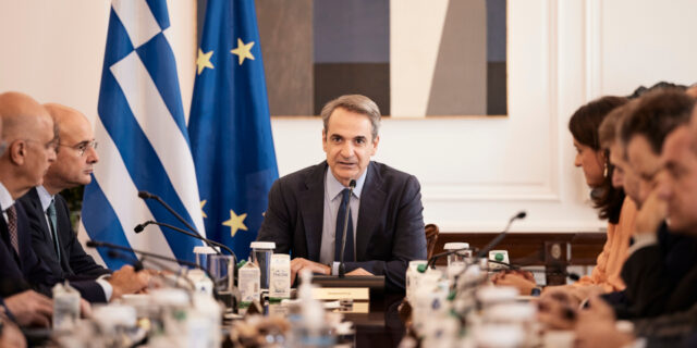 Αυτό είναι το νέο υπουργικό συμβούλιο - Ποιοι αποχωρούν, ποιοι αναλαμβάνουν