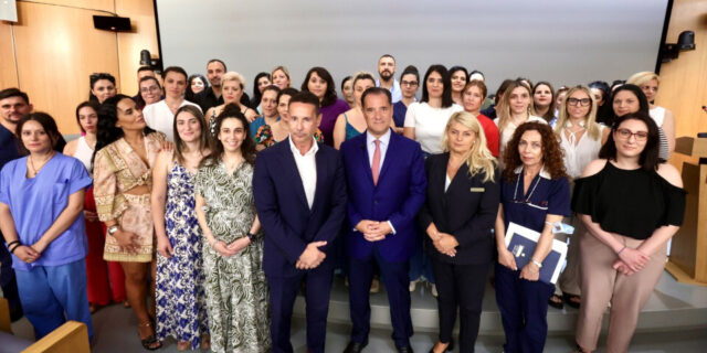 Σαράντα εννέα νέοι νοσηλευτές ορκίστηκαν στο νοσοκομείο «Ευαγγελισμός» παρουσία του υπουργού Υγείας