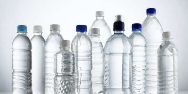 Πλαστικά μπουκάλια νερού: Μεγάλοι παραγωγοί με πρακτικές greenwashing;