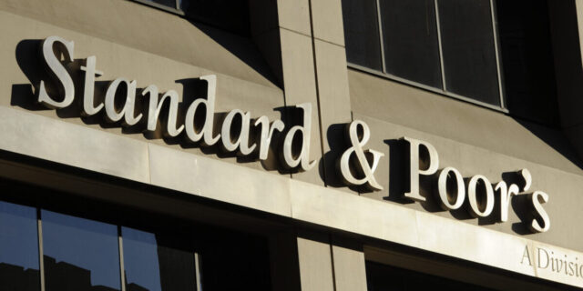 Standard & Poor’s: «Πράσινο φως» για πρόωρη εξόφληση των δανείων του πρώτου μνημονίου