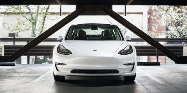 Τα σχέδια παραγωγής της Tesla διαταράσσονται λόγω δασμών Τραμπ στα κινεζικά προϊόντα