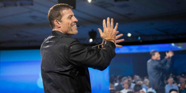 Οι 15 φράσεις του Tony Robbins που θα σε βοηθήσουν να «εκτοξεύσεις» τις πωλήσεις σου