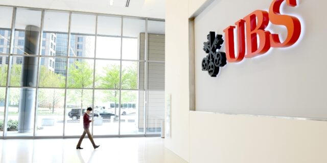 UBS: Διαφοροποιείστε τα χαρτοφυλάκιά σας λόγω των γεωπολιτικών κινδύνων