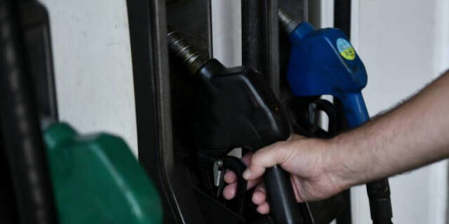 Καύσιμα: «Τσιμπημένη» η τιμή της βενζίνης λίγο κάτω από τα 2 ευρώ/λίτρο