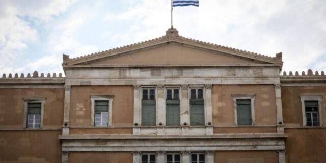 Γραφείο Προϋπολογισμού της Βουλής: Ανάπτυξη 2,5% - «καμπανάκι» για αυξήσεις μισθών, ακρίβεια