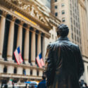 Επαναγορά μετοχών στη Wall Street: Πάνε για ιστορικό ρεκόρ το 2025 οι εταιρείες