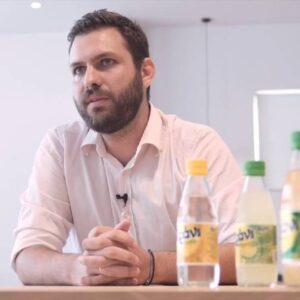 Γεράνι: Η εταιρεία αναψυκτικών που διατηρεί την οικογενειακή της ταυτότητα [video]