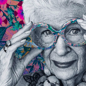 Συμπυκνωμένα μαθήματα ζωής από την Iris Apfel που έφυγε σε ηλικία 102 ετών