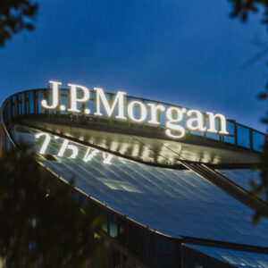 JP Morgan: Ουδέτερη για τις ελληνικές μετοχές και παραμένει overweight στα ελληνικά ομόλογα